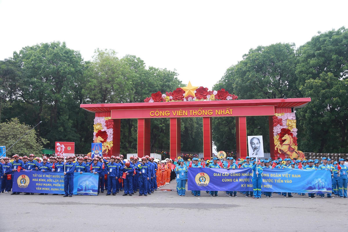 Công nhân lao động diễu hành chào mừng kỷ niệm 140 năm Ngày Quốc tế Lao động