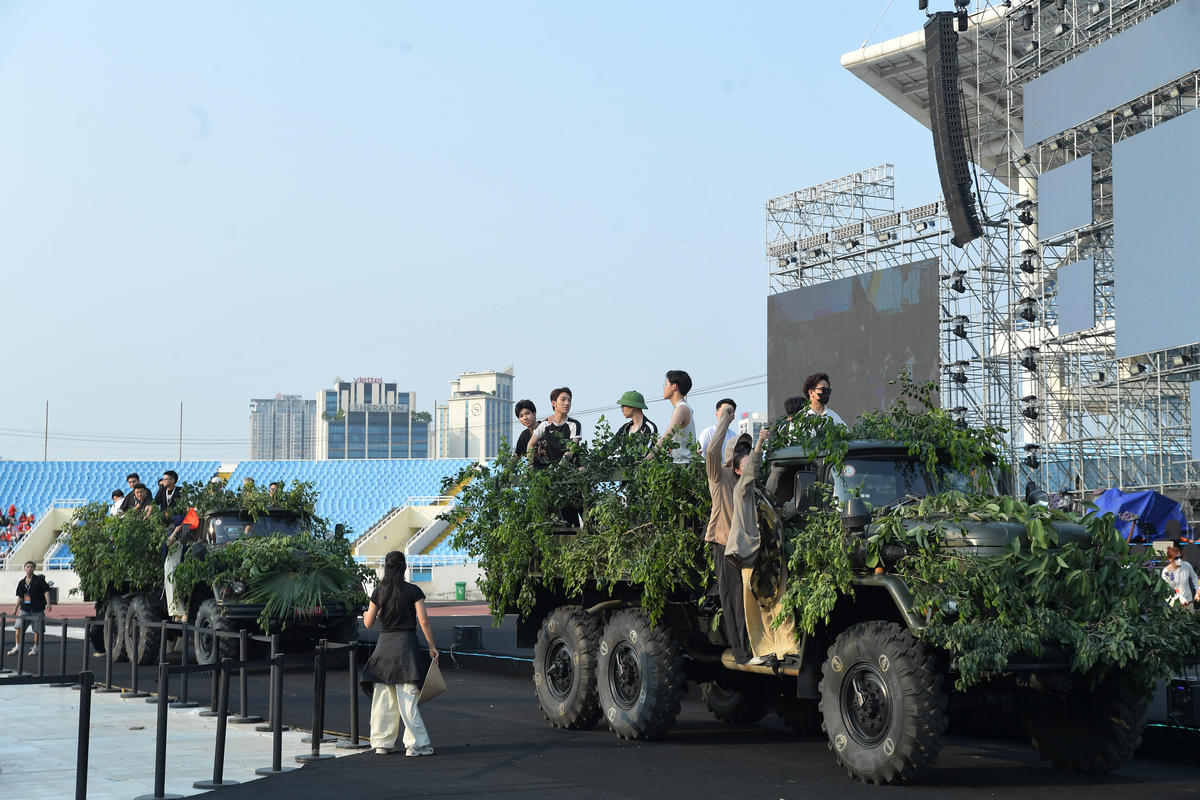 Các tiết mục nghệ thuật được gấp rút hợp luyện trước giờ biểu diễn.