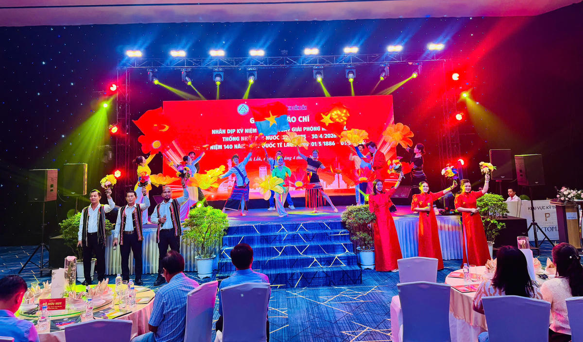 Tiết mục văn nghệ đặc sắc chào mừng&nbsp;kỷ niệm Ngày Giải phóng miền Nam 30/4/1975 và Ngày Quốc tế Lao động 1/5. Ảnh: Thanh Nga.