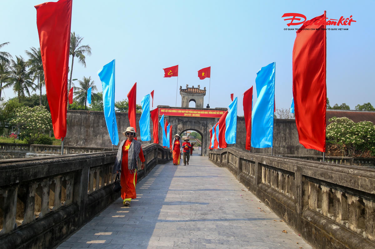 Bà Cáp Thị Thiên Trang, Trưởng Ban Quản lý Di tích Khu lưu niệm Tổng Bí thư Lê Duẩn và Thành Cổ Quảng Trị cho biết, trong dịp nghỉ lễ Giỗ Tổ Hùng Vương có ngày Thành cổ Quảng Trị đón trên 2.000 lượt khách. Ảnh: Đỗ Văn.