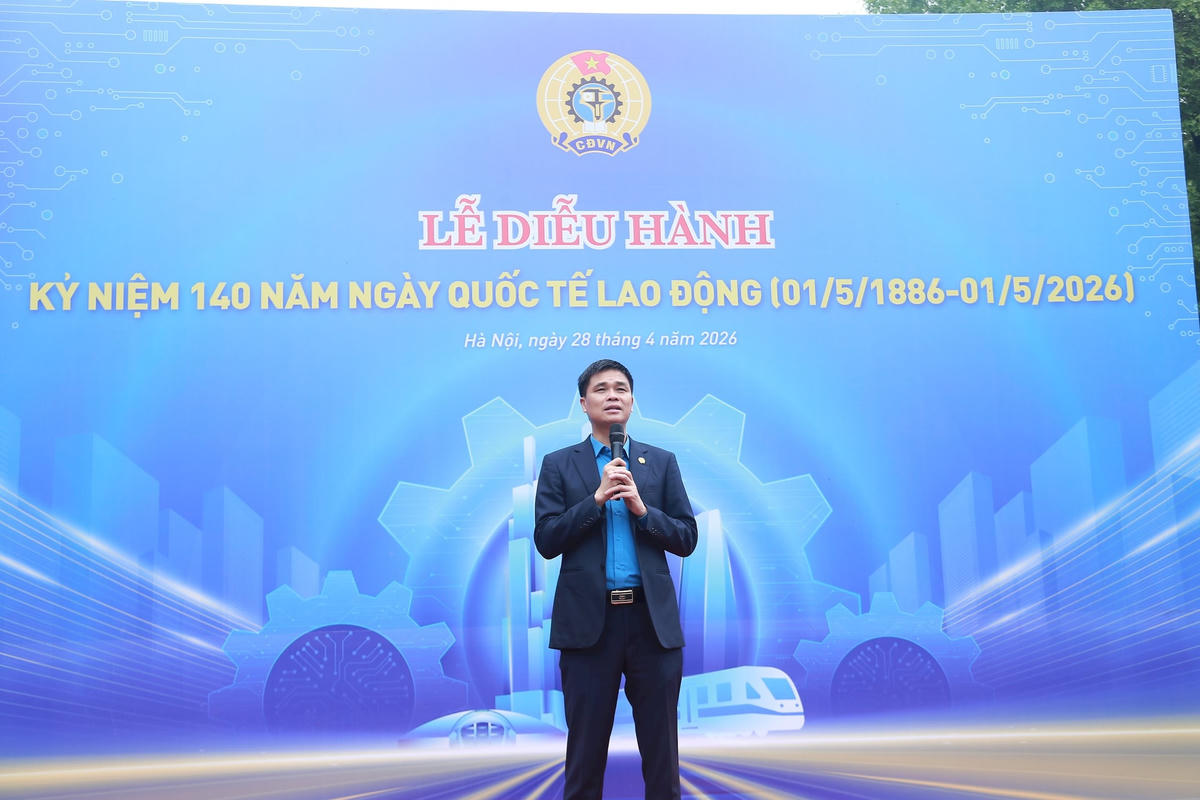 Phó Chủ tịch Tổng Liên đoàn Lao động Việt Nam Ngọ Duy Hiểu phát biểu động viên công nhân lao động trước lễ diễu hành.&nbsp;
