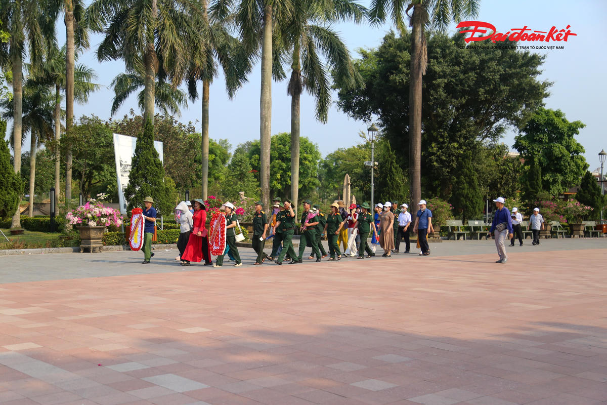 Du khách thường đi theo đoàn cựu chiến binh, cơ quan hoặc gia đình... Ảnh: Đỗ Văn.