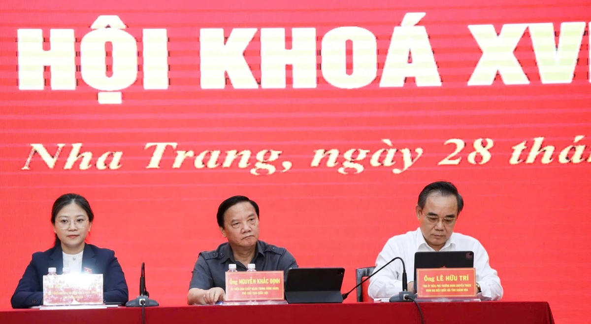Các đại biểu Quốc hội tỉnh Khánh Hòa, tại buổi tiếp xúc cử tri.