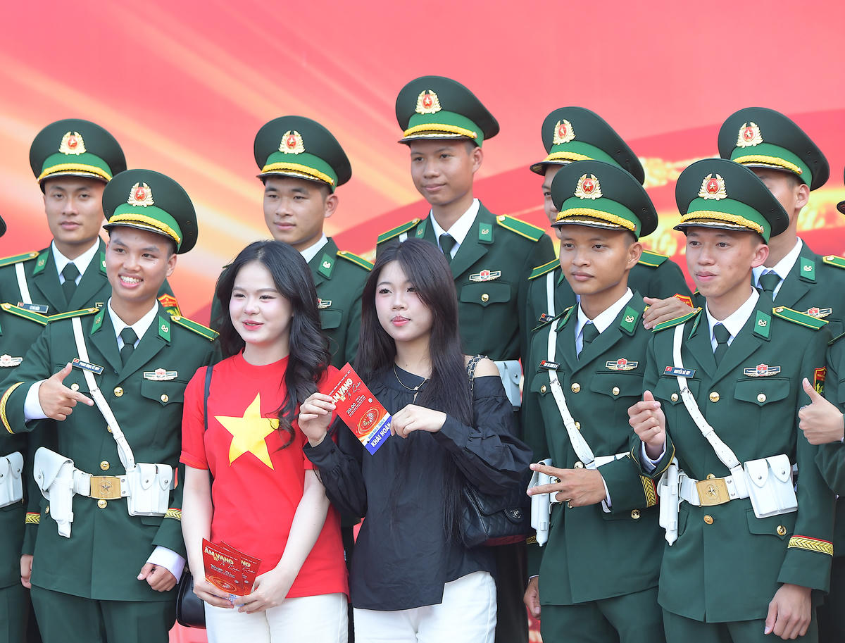 Các bạn trẻ tranh thủ lưu lại những khoảnh khắc kỷ niệm cùng các chiến sĩ trước giờ biểu diễn. 