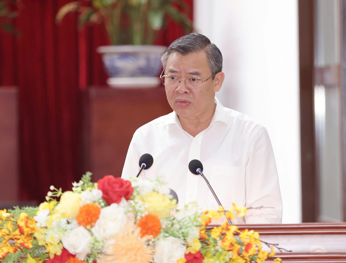 Ông Trương Cảnh Tuyên - Phó Bí thư Thành ủy, Chủ tịch UBND TP Cần Thơ trả lời kiến nghị của cử tri thuộc thẩm quyền thành phố. Ảnh: Trung Phạm.