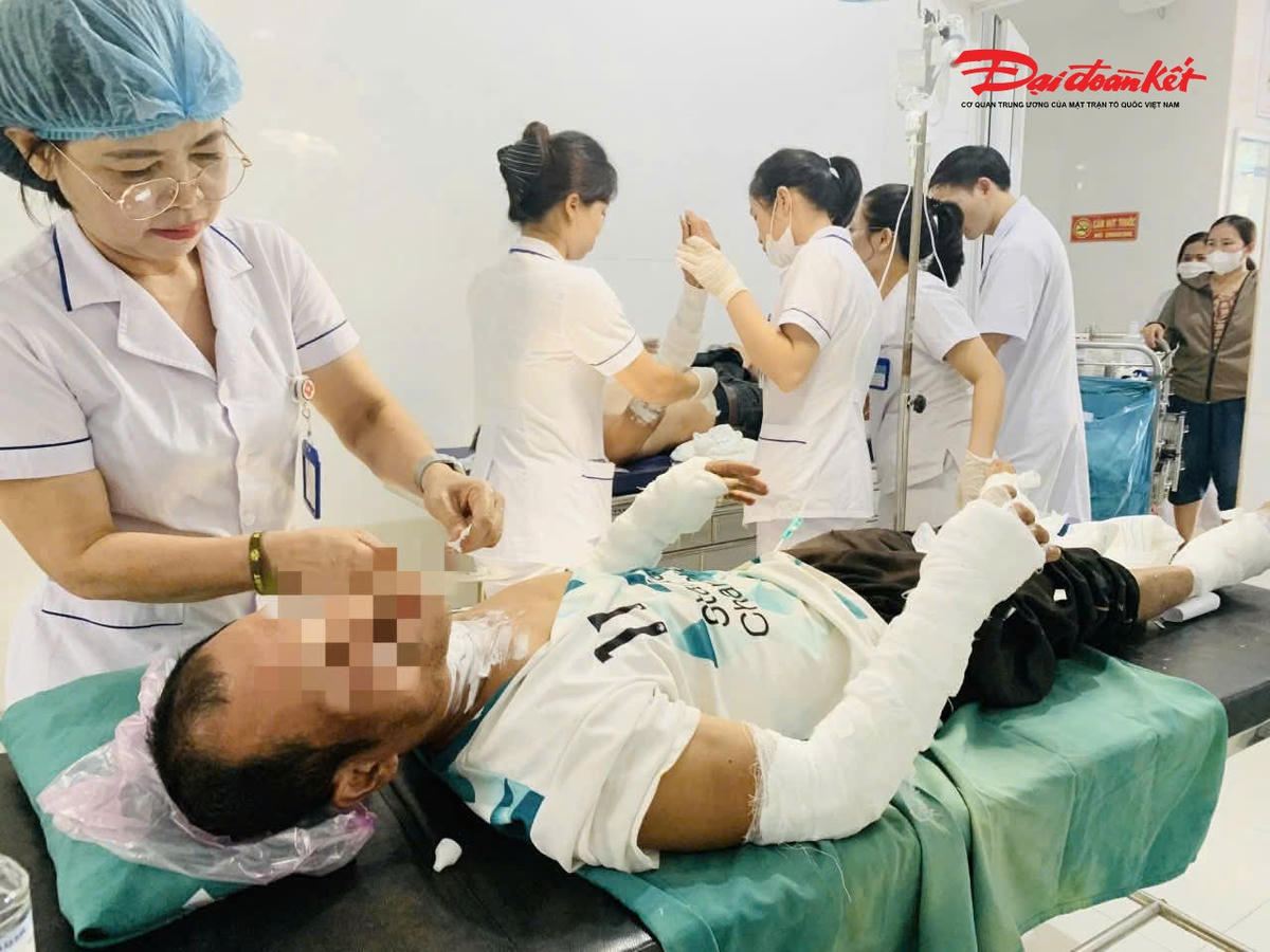 Các y bác sĩ Trung tâm Y tế Tân Kỳ cấp cứu các nạn nhân.