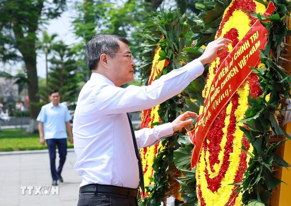 Thủ tướng Chính phủ Lê Minh Hưng dâng hoa tưởng niệm các Anh hùng Liệt sỹ thành phố Hải Phòng. (Ảnh: Dương Giang/TTXVN)