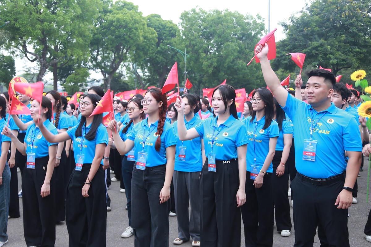Công nhân lao động diễu hành chào mừng kỷ niệm 140 năm Ngày Quốc tế Lao động