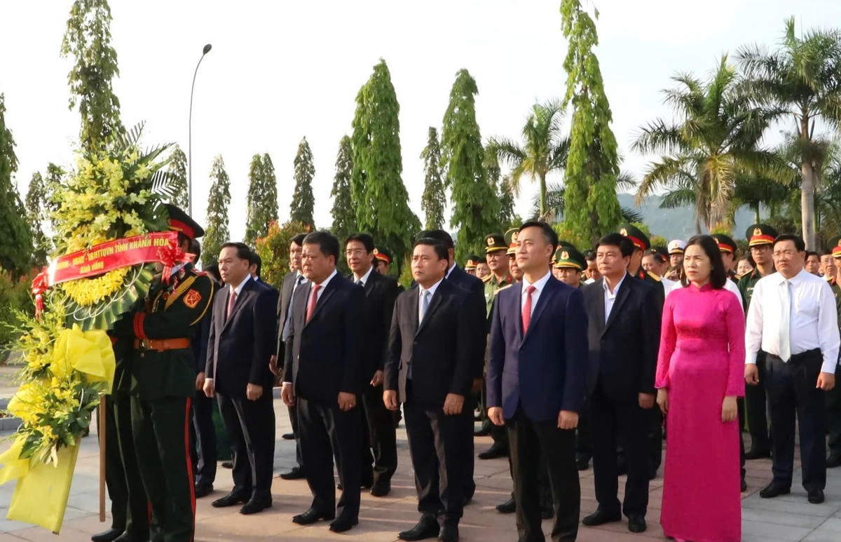 Lãnh Đạo tỉnh Khánh Hòa và các đại biểu dâng hoa tại Nghĩa trang liệt sĩ Hòn Dung.