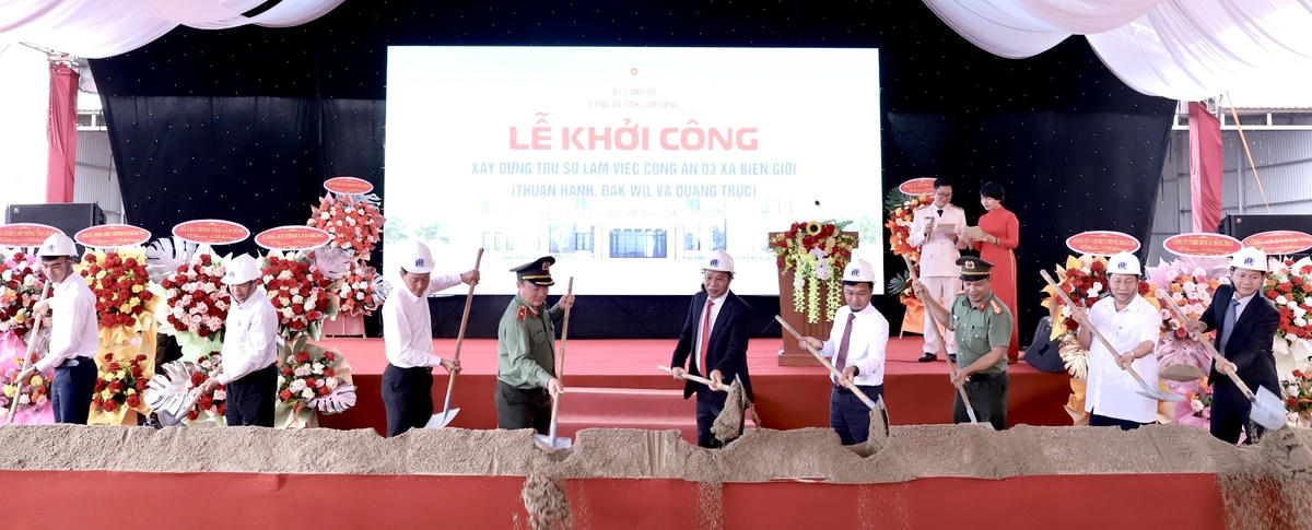 Các đại biểu tham dự tiến hành nghi thức động thổ.