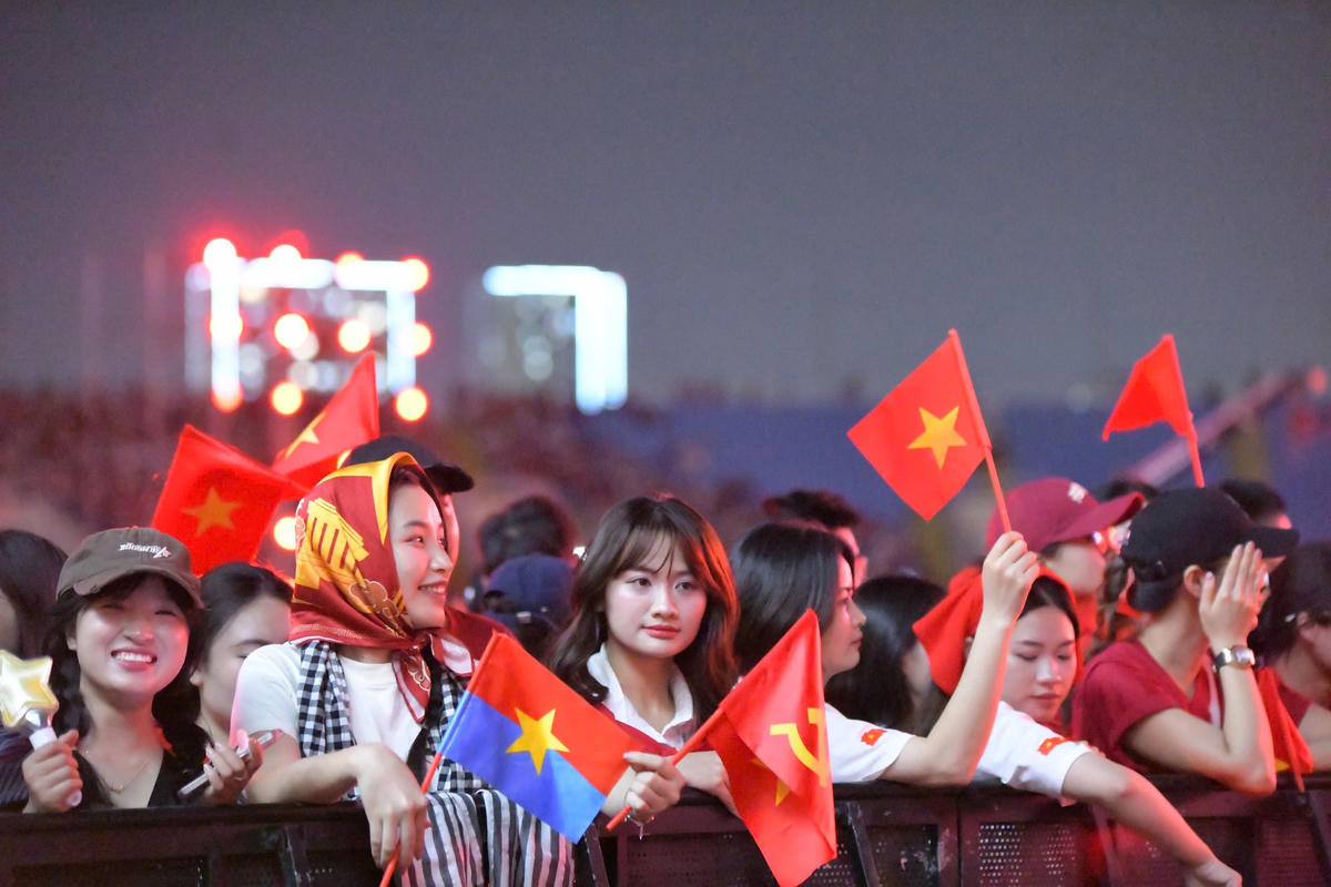 Các bạn trẻ cuồng nhiệt hoà mình cùng những màn biểu diễn