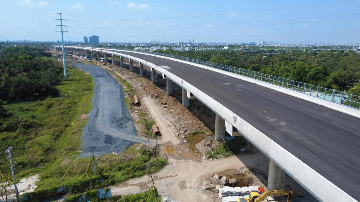 Đoạn đường Vành đai 3 TP Hồ Chí Minh đoạn qua Thủ Đức đã hoàn thành tuyến chính nhưng chưa thể khai thác. Ảnh: Đ.X.