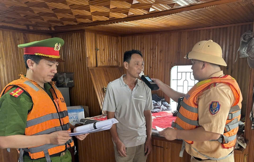 Lực lượng chức năng phối hợp kiểm tra thuyền viên. Ảnh: Công an tỉnh Phú Thọ.