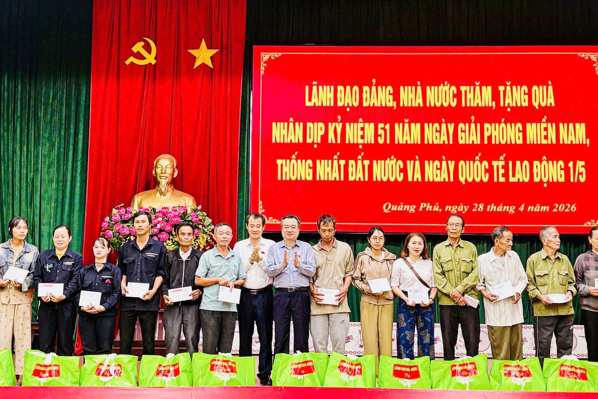 Ông Nguyễn Thanh Nghị, Ủy viên Bộ Chính trị, Bí thư Trung ương Đảng, Trưởng ban Chính sách, Chiến lược Trung ương và ông Nguyễn Thái Học, Phó Bí thư Đảng ủy MTTQ và các đoàn thể Trung ương trao quà cho công nhân, người lao động và các gia đình chính sách có hoàn cảnh khó khăn tại xã Quảng Phú. Ảnh:  TN.