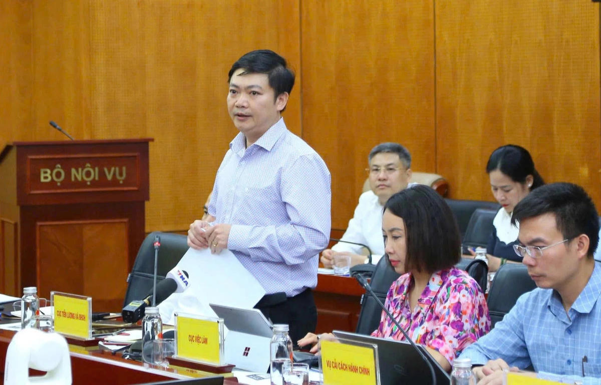 Phó cục trưởng Cục Tiền lương và Bảo hiểm xã hội (Bộ Nội vụ) Nguyễn Duy Cường thông tin về tăng lương cơ sở tại buổi họp báo. Ảnh: Tống Giáp.