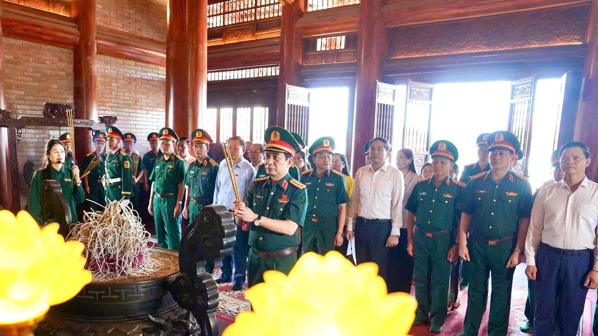Đại tướng Phan văn Giang và đoàn công tác của Trung ương dâng hương tưởng niệm các Anh hùng liệt sỹ tại Di tích lịch sử Thanh niên xung phong 915. Ảnh: Nguyễn Toán.