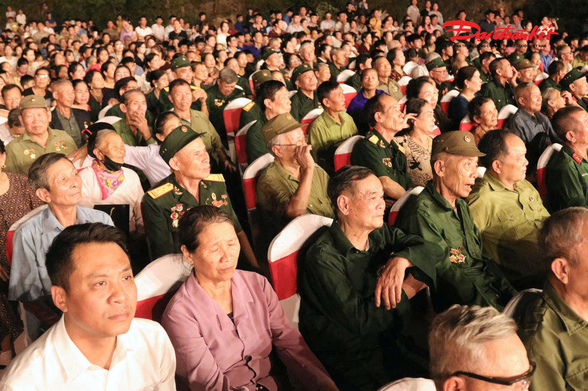 Đông đảo các cựu chiến binh, TNXP và người dân địa phương tham dự chương trình. Ảnh: ĐB