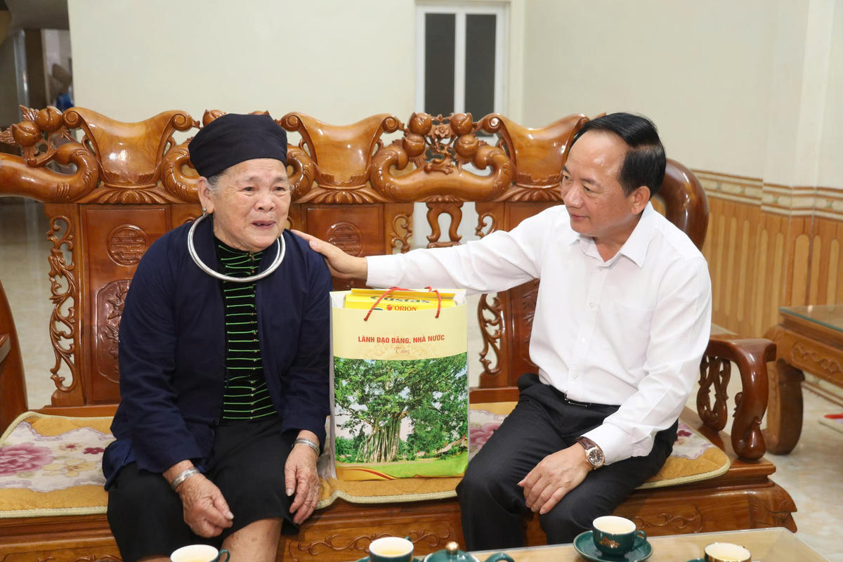 Trưởng ban Tuyên giáo và Dân vận Trung ương Trịnh Văn Quyết thăm tặng quà gia đình bà&nbsp;Nguyễn Thị Lành.