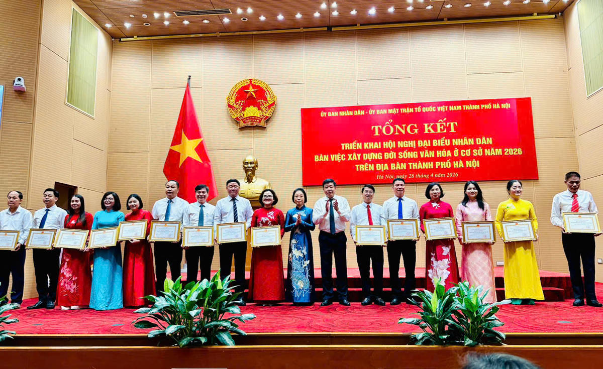 Phó Chủ tịch Thường trực UBND thành phố Hà Nội Dương Đức Tuấn và Phó Chủ tịch HĐND thành phố Phạm Thị Thanh Mai trao khen thưởng cho các tập thể. Ảnh: PV