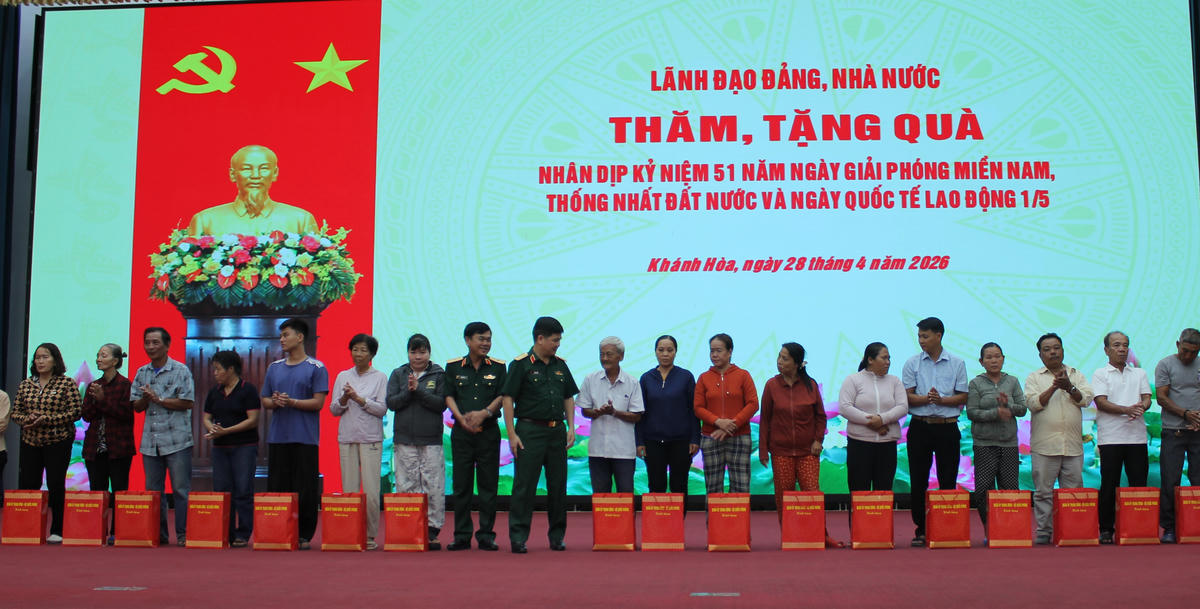 Tặng quà cho người có công với cách mạng, gia đình chính sách và công nhân lao động tại buổi lễ.