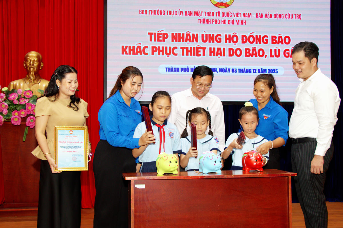 Các cháu thiếu nhi TP Hồ Chí Minh tham gia ủng hộ đồng bào. Ảnh: Q.Định.