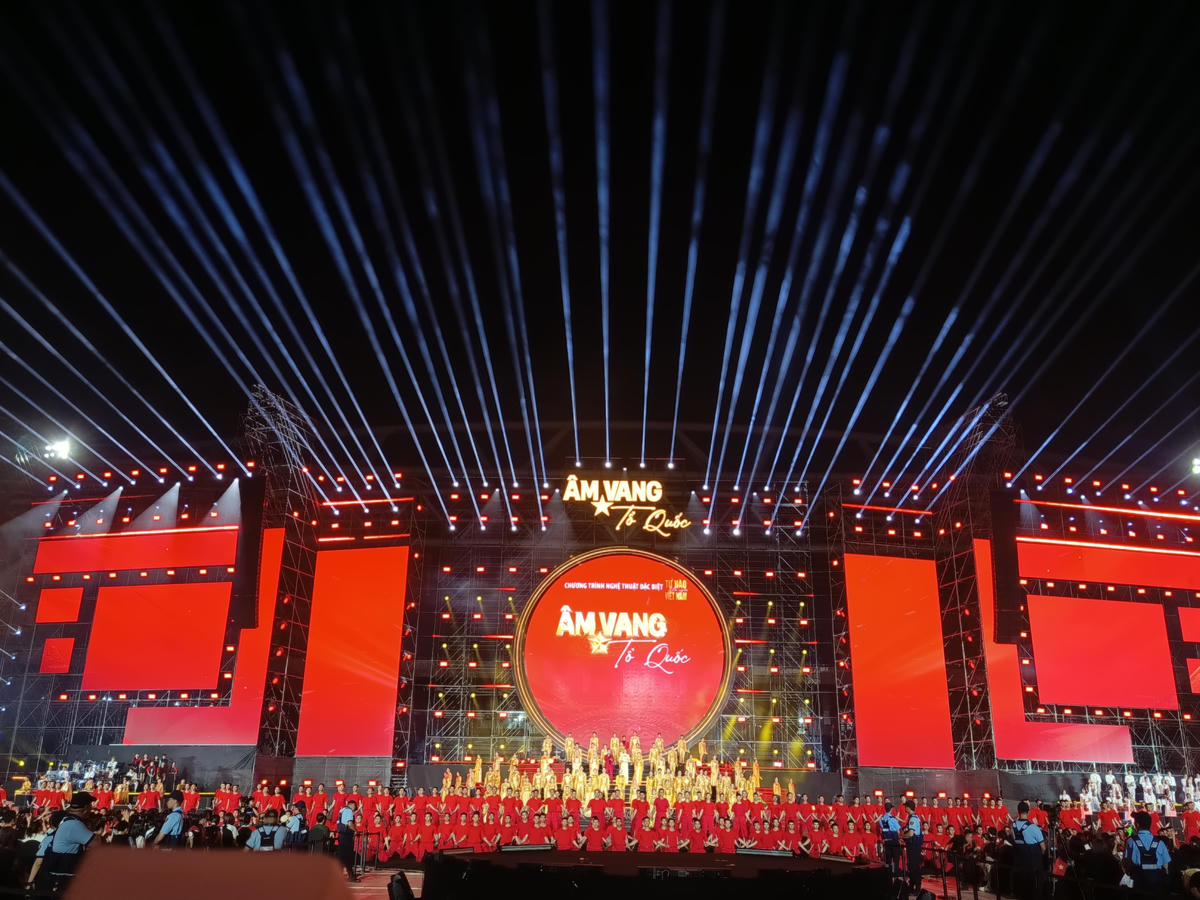 Sau 90 phút lắng đọng và hào hùng cùng lịch sử, Sân vận động quốc gia Mỹ Đình thực sự “bùng nổ” với 60 phút dành riêng cho thế hệ trẻ.