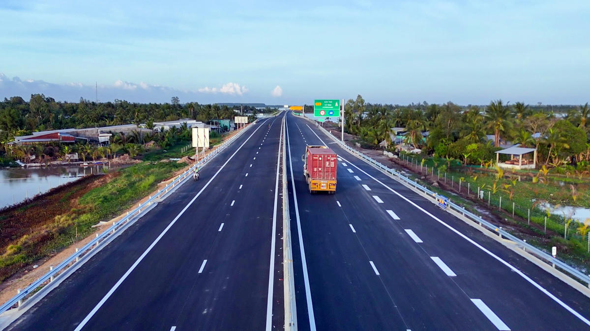 Tuyến cao tốc Hậu Giang - Cà Mau&nbsp;sẽ được đưa vào khai thác theo phương án tổ chức giao thông được cấp có thẩm quyền chấp thuận, từ 11h30 ngày 29/4. Ảnh: C.A