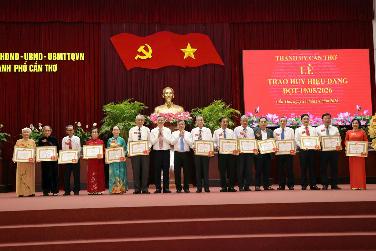 Đại diện lãnh đạo TP Cần Thơ trao huy hiệu Đảng cho các đảng viên. Ảnh Phạm Ngọc.