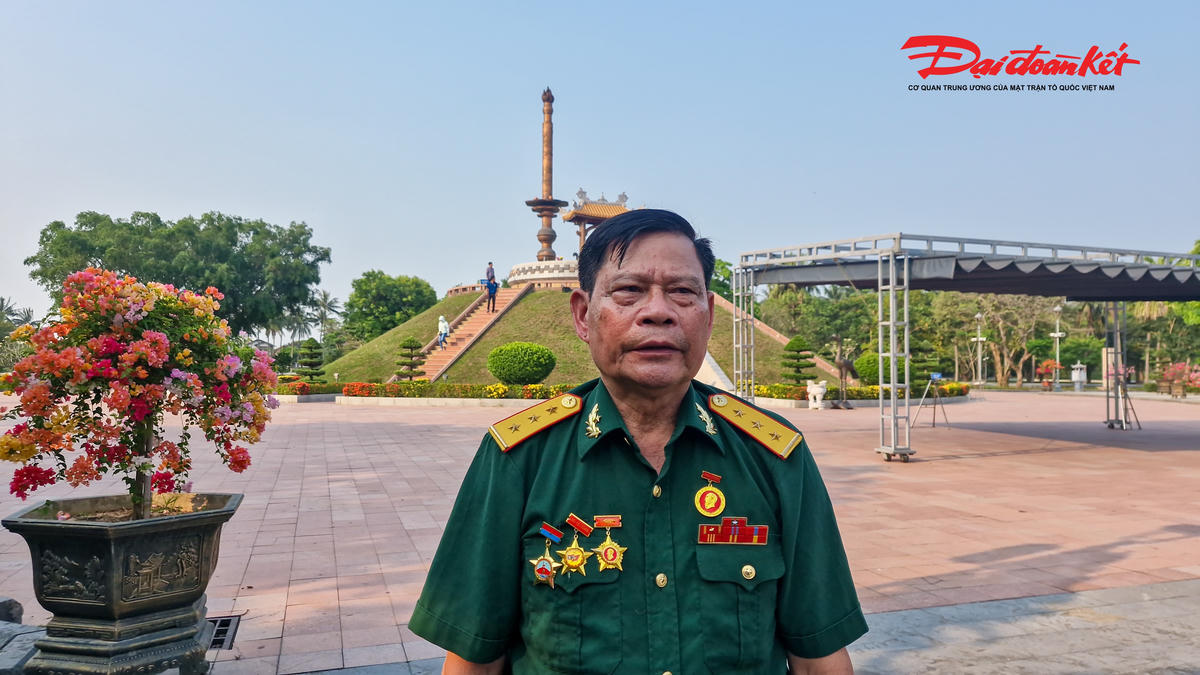 Cựu chiến binh Lê Minh Tuyết, đến từ tỉnh Thanh Hóa cho biết, ông và các đồng đội rất xúc động khi đến Thành cổ Quảng Trị viếng các Anh hùng liệt sĩ. Đồng thời khẳng định, sẽ tiếp tục phát huy truyền thống Anh Bộ đội Cụ Hồ tuyên truyền thế hệ trẻ chung tay xây dựng quê hương, đất nước ngày càng giàu đẹp. Ảnh: Đỗ Văn.