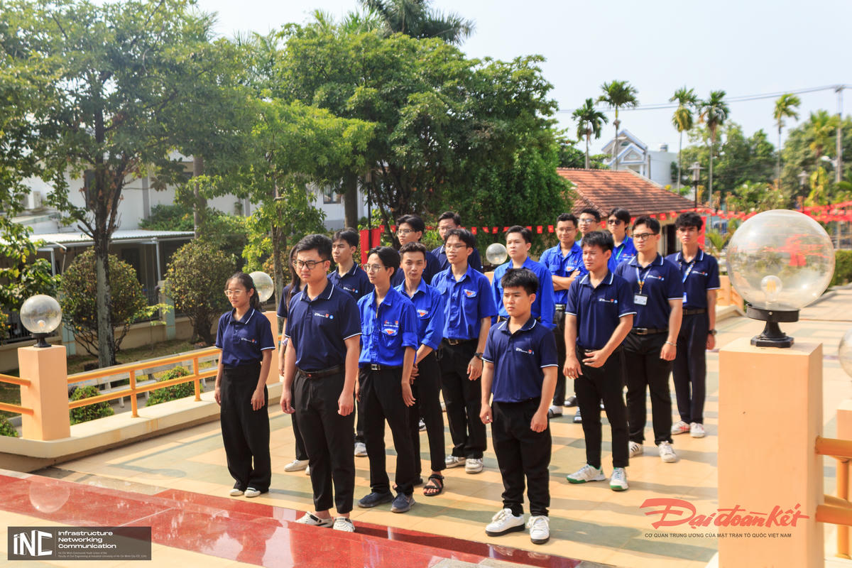 Đoàn thanh niên, sinh viên tham quan, tìm hiểu lịch sử khu di tích Vườn Cau Đỏ. Ảnh: M.C.