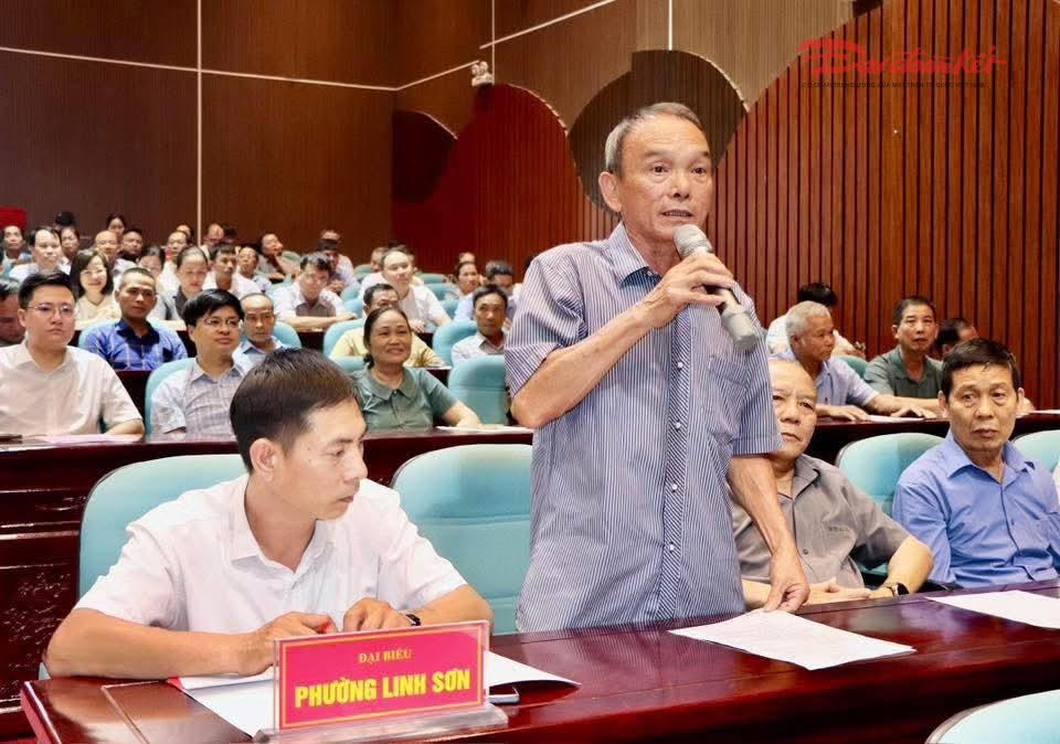 Cử tri phát biểu tại buổi tiếp xúc cử tri. Ảnh: Nguyễn Toán.