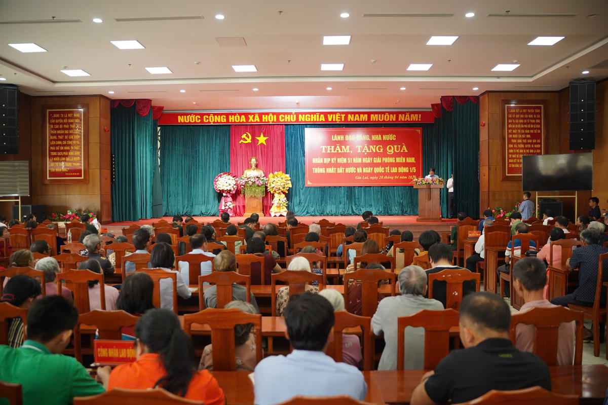 Quang cảnh buổi thăm, tặng quà ở tỉnh Gia Lai. Ảnh: ĐS.