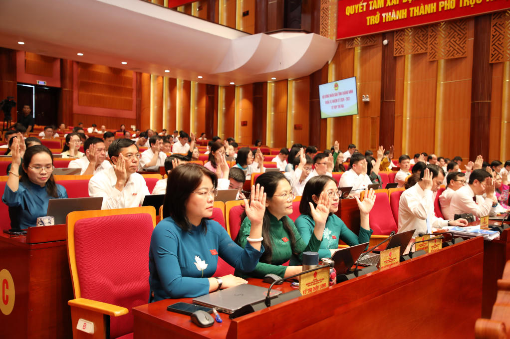 Các đại biểu biểu quyết thông qua nghị quyết tại&nbsp;Kỳ họp thứ 2, HĐND tỉnh Quảng Ninh khóa XV. Ảnh: QMG