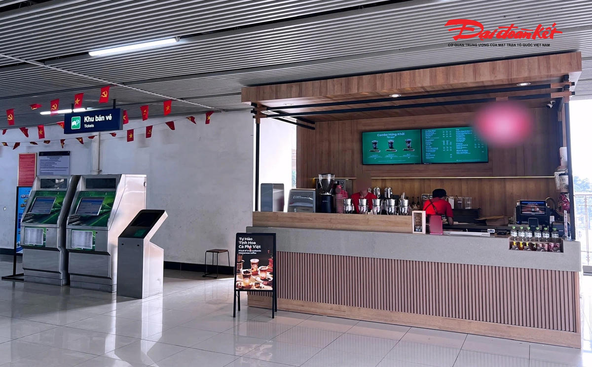 Hình ảnh quầy bán cà phê tại nhà ga metro.