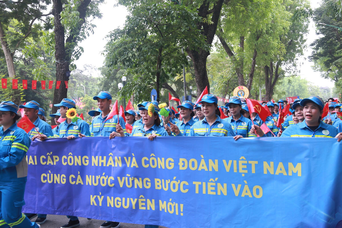 Công nhân lao động diễu hành chào mừng kỷ niệm 140 năm Ngày Quốc tế Lao động