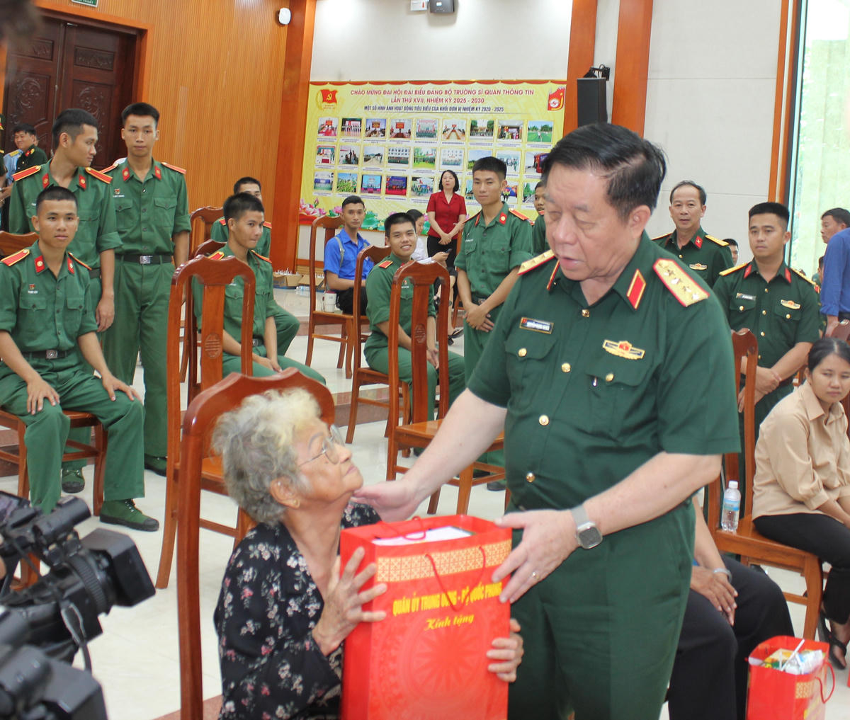 Đại tướng Nguyễn Trọng Nghĩa, tặng quà cho gia đình chính sách, tại buổi lễ.