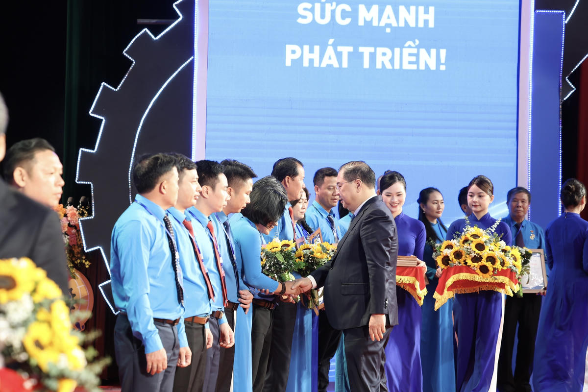 Ông Phạm Gia Túc, Ủy viên Bộ Chính trị, Phó Thủ tướng Thường trực Chính phủ trao thưởng cho các Chủ tịch Công đoàn cơ sở xuất sắc tiêu biểu. Ảnh: Hải Nguyễn