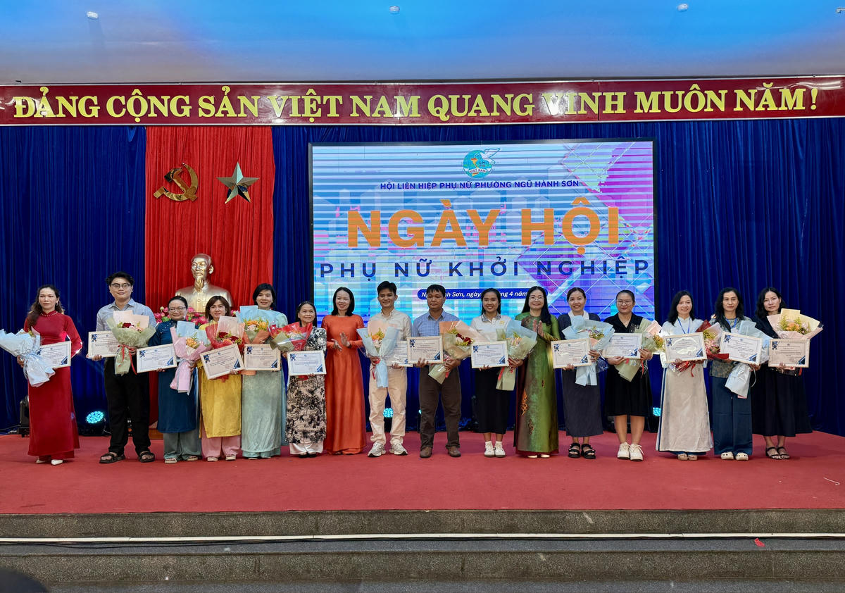 Tôn vinh các đơn vị tham gia ngày hội khởi nghiệp. Ảnh: Nguyễn Tú.&nbsp;