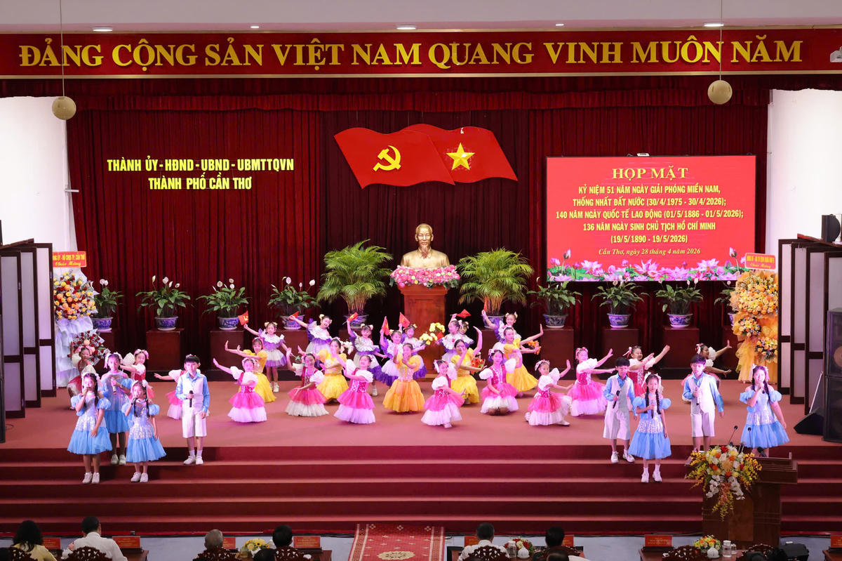 Quang cảnh buổi họp mặt. Ảnh Phạm Ngọc.