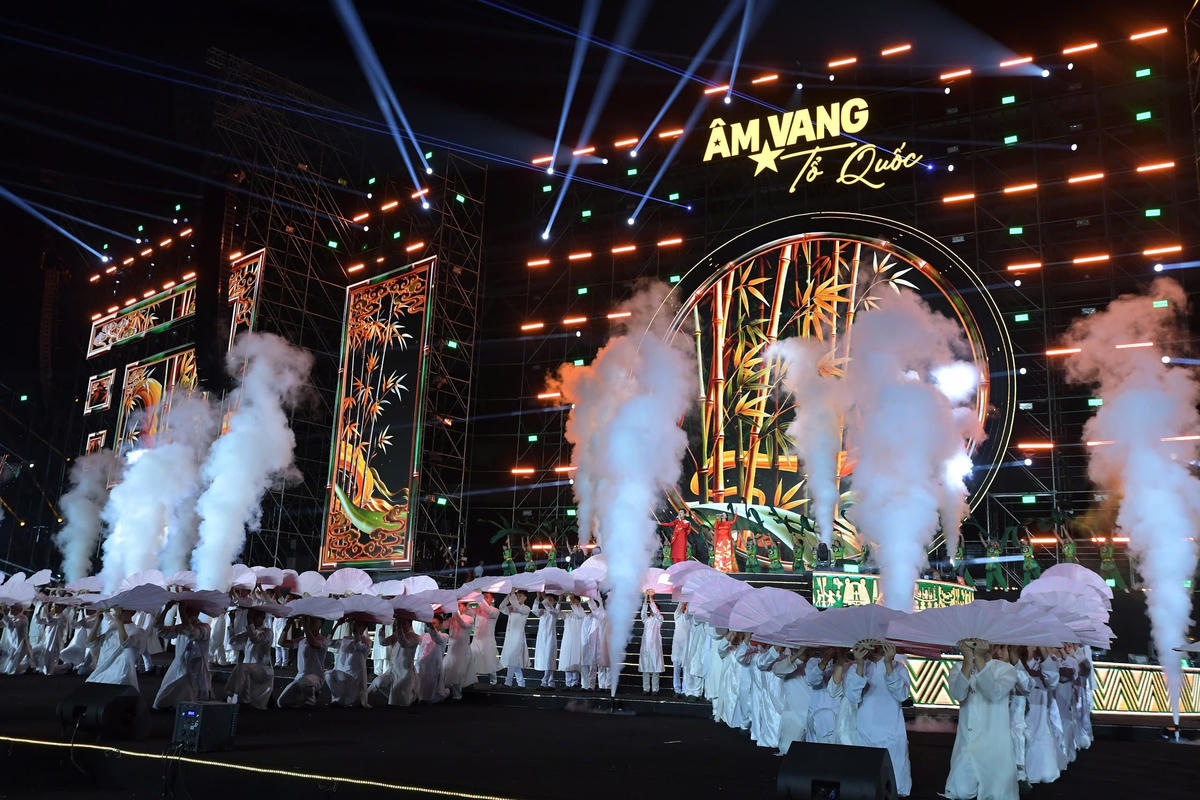 Chương trình quy tụ hơn 2.000 nghệ sĩ, diễn viên cùng các lực lượng vũ trang. Trong đó, có nhiều nghệ sĩ được công chúng yêu mến như Tùng Dương, Hòa Minzy, Đức Phúc, Anh Tú, Dương Hoàng Yến, Nguyễn Trần Trung Quân, Lâm Bảo Ngọc, Phương Thanh, Phạm Anh Khoa, cùng hai ban nhạc rock Bức Tường và Ngũ Cung.