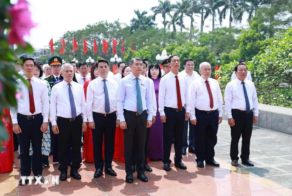 Thủ tướng Lê Minh Hưng tưởng niệm các Anh hùng Liệt sỹ thành phố Hải Phòng. (Ảnh: Dương Giang/TTXVN)