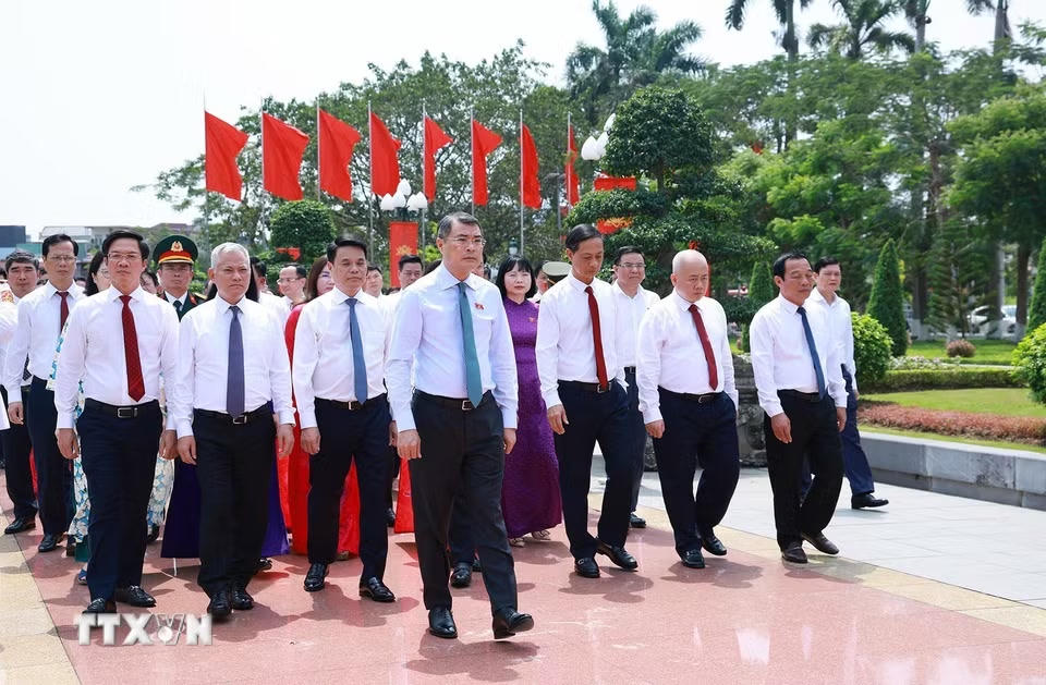 Thủ tướng Chính phủ Lê Minh Hưng dâng hương, hoa tưởng niệm các Anh hùng Liệt sỹ thành phố Hải Phòng. (Ảnh: Dương Giang/TTXVN)