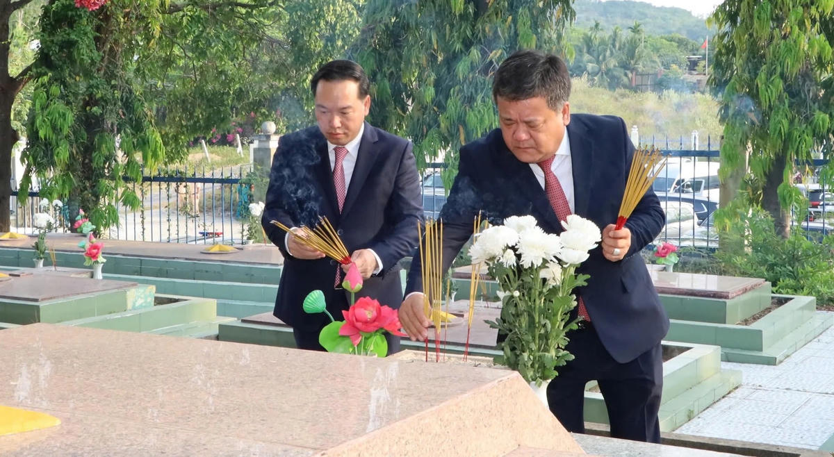Ông Trần Phong, Bí thư Tỉnh ủy Khánh Hòa và ông Hồ Xuân Trường, Phó Bí thư Thường trực Tỉnh ủy Khánh Hòa thắp hương tại mộ phần liệt sĩ tại Nghĩa trang liệt sĩ Hòn Dung.