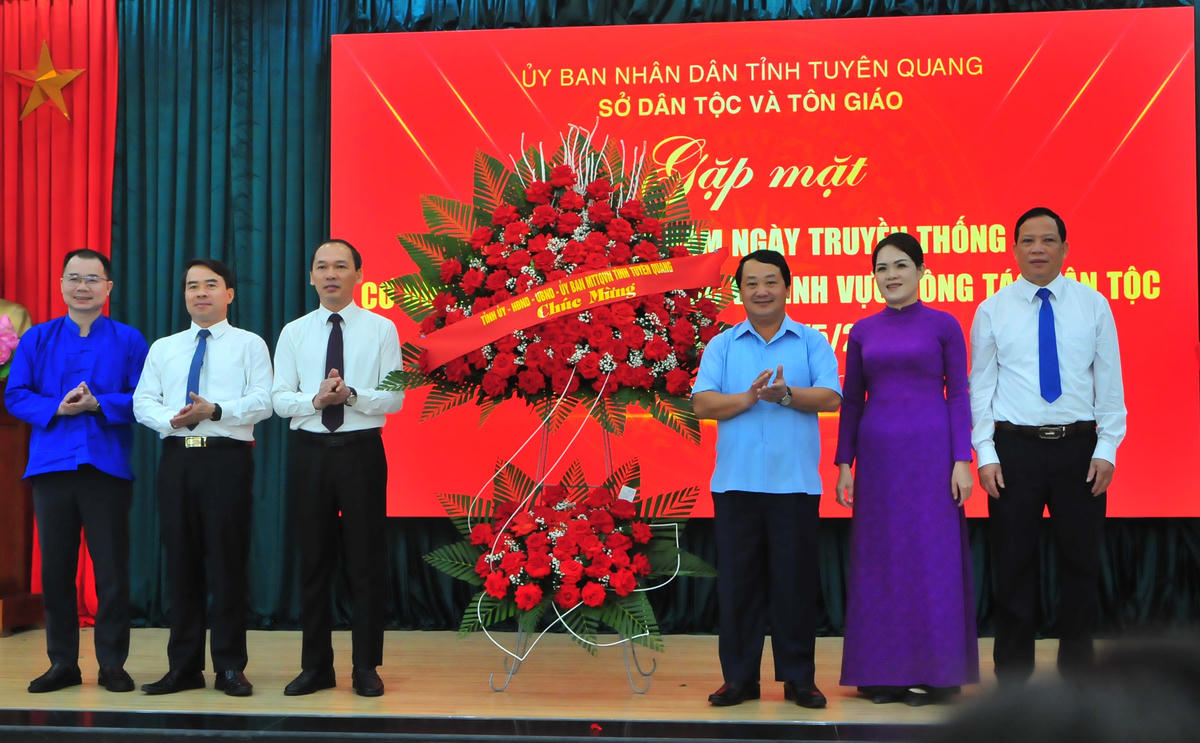 Bí thư Tỉnh ủy Tuyên Quang Hầu A Lềnh tặng hoa chúc mừng. Ảnh: Xuân Trường.