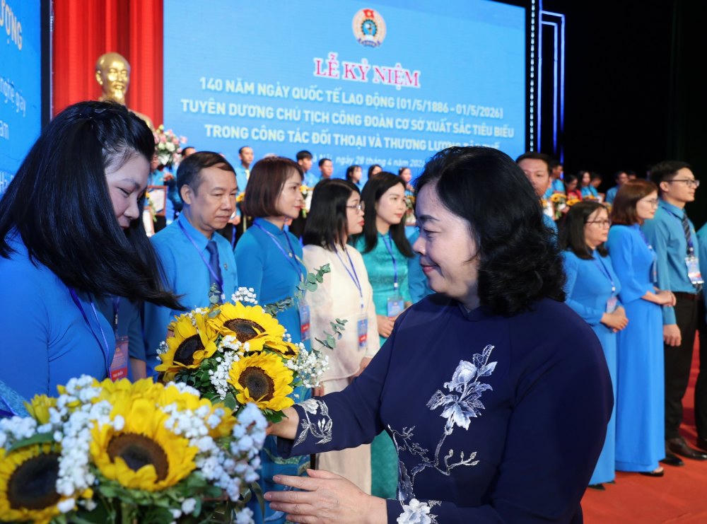 Bà Bùi Thị Minh Hoài, Ủy viên Bộ Chính trị, Bí thư Trung ương Đảng, Chủ tịch Ủy ban Trung ương MTTQ Việt Nam trao thưởng cho Chủ tịch Công đoàn cơ sở xuất sắc tiêu biểu. Ảnh: Hải Nguyễn