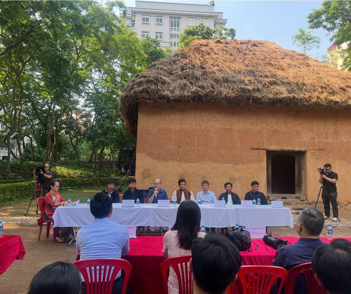 Tiến sĩ Vi Văn An kể chuyện đưa nhà Hà Nhì về Bảo tàng Dân tộc học Việt Nam.