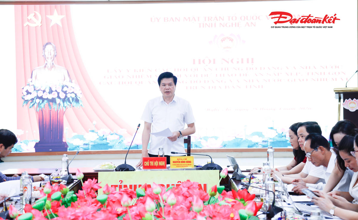 Ông Nguyễn Đình Hùng – Ủy viên Ban Thường vụ Tỉnh ủy, Phó Chủ tịch Thường trực Ủy ban MTTQ tỉnh Nghệ An, Trưởng ban&nbsp;Chỉ đạo Xây dựng đề án phát biểu tại hội nghị. ẢNh: ĐB