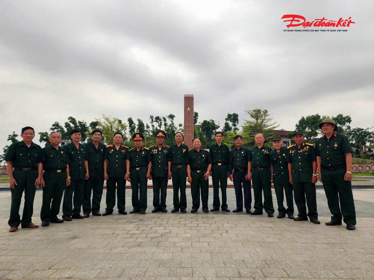 Cựu chiến binh Nguyễn Đức Ngạn (ngoài cùng bên phải) cùng đồng đội trong Sư đoàn 341 thắp hương tưởng nhớ anh hùng liệt sĩ ở Nghĩa trang liệt sĩ Núi Nài (Hà Tĩnh) ngày 27/4/2026. Ảnh: HN.