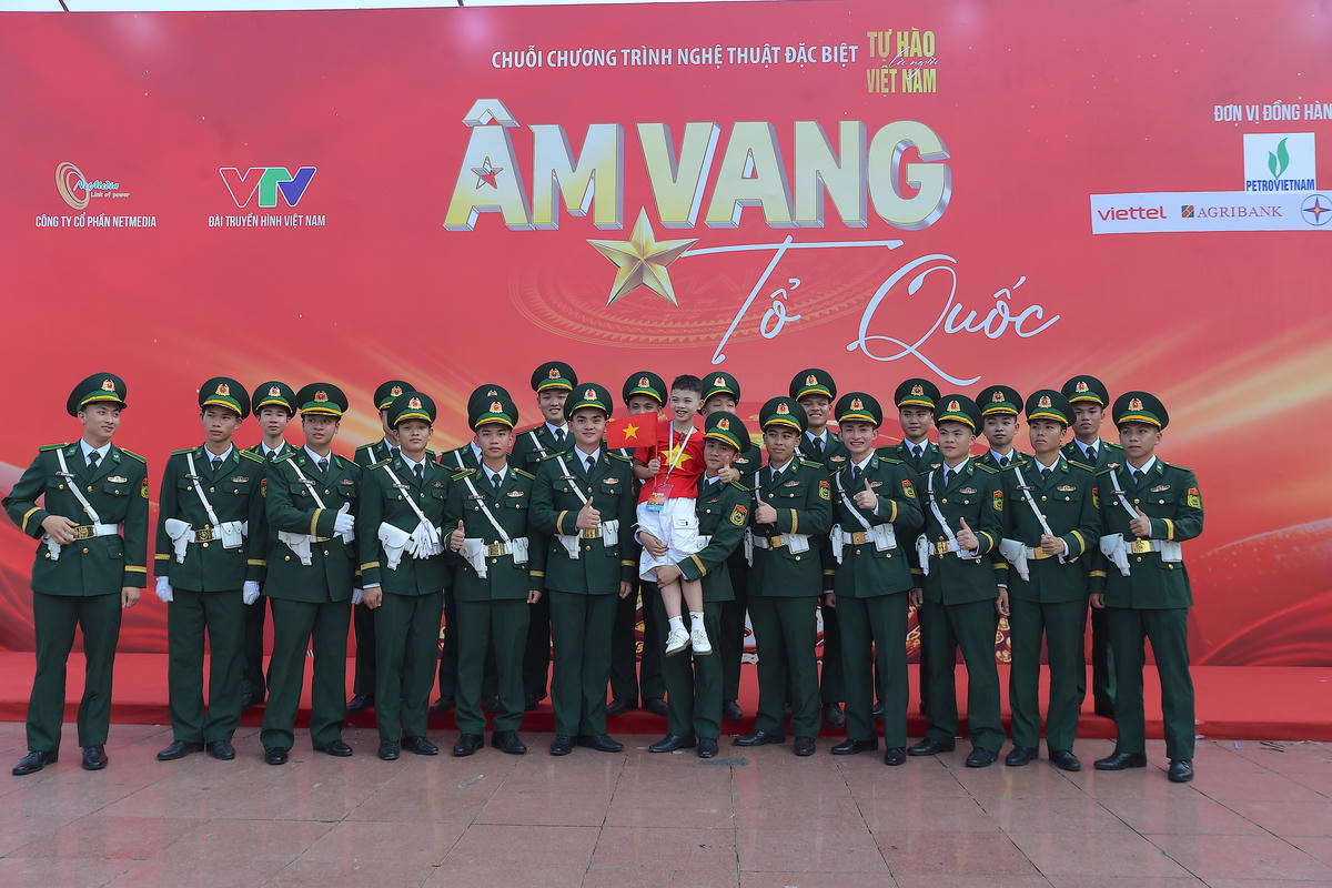 Các chiến sĩ chụp ảnh cùng em nhỏ, lan tỏa hình ảnh đẹp về tình quân dân.