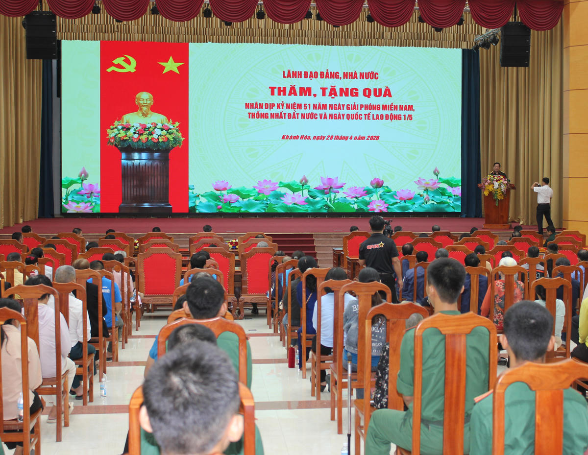 Quang cảnh buổi tặng quà, cho các gia đình chính sách và công nhân lao động tại Khánh Hòa.